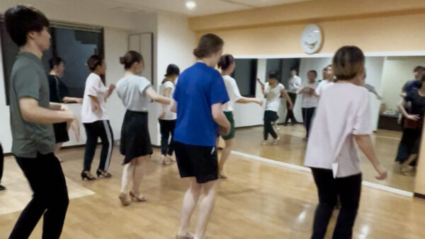 まだまだ暑い日が続きますが、社交ダンスを始めてみませんか？